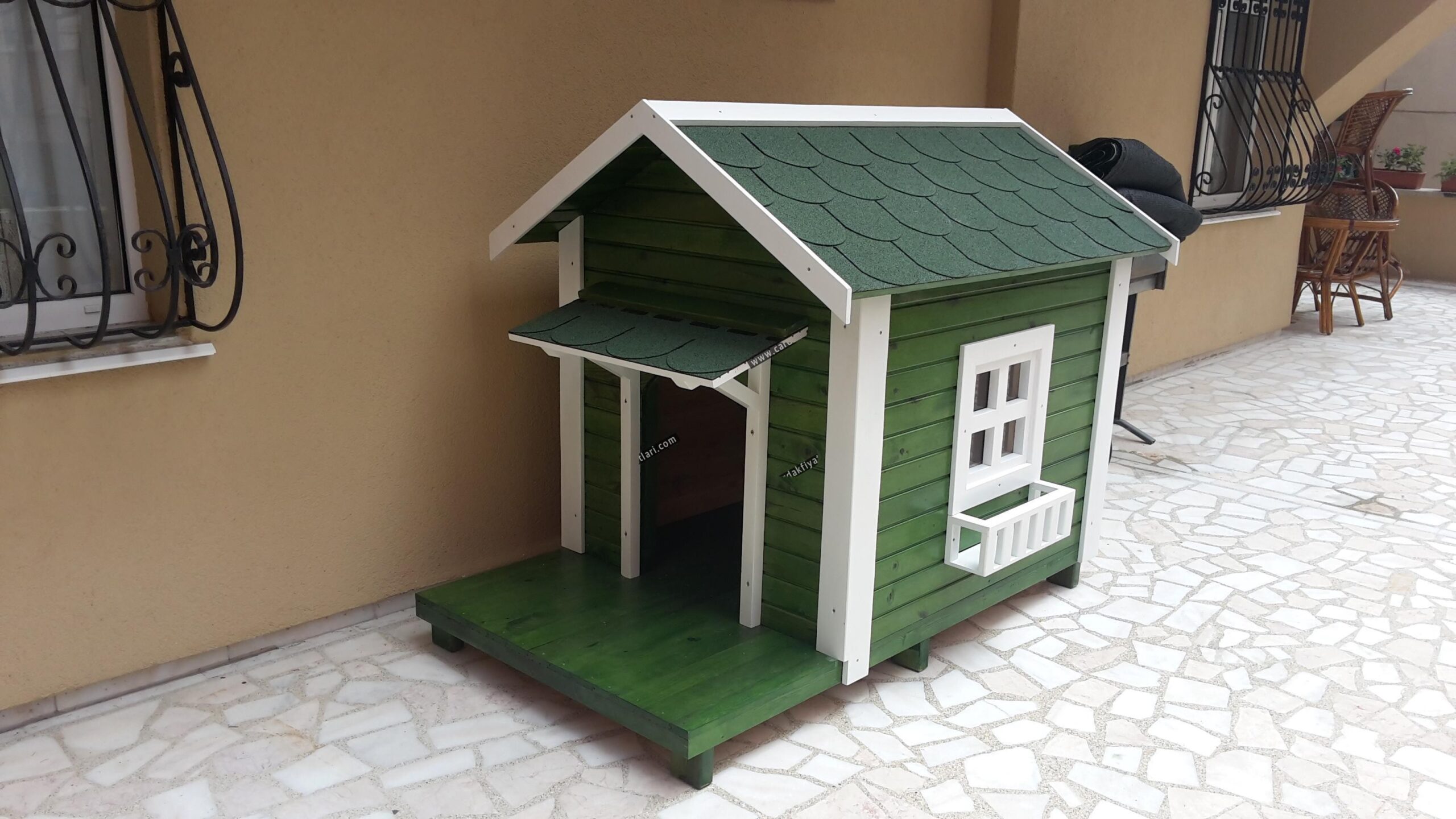 Ahşap köpek kulübesi